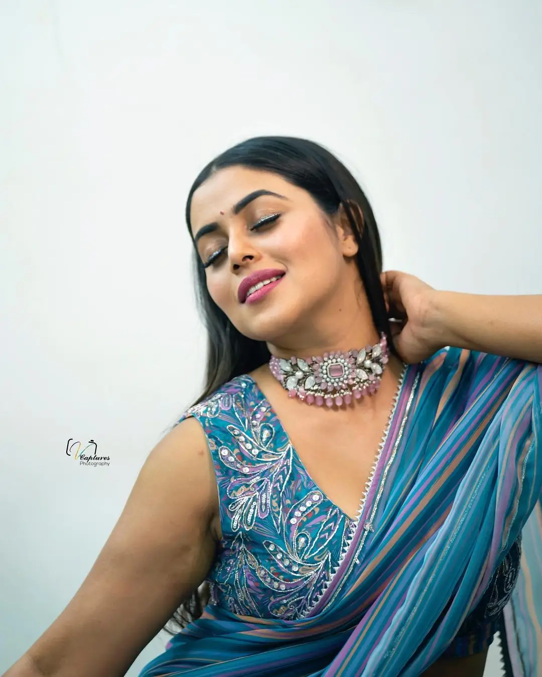 SHAMNA KASIM IN BEAUTIFUL JEWELLERY BLUE SAREE SLEEVELESS BLOUSE 4